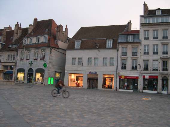  Commerces de la place de la Révolution